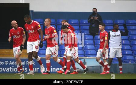 Charlton Athletic's Albie Morgan (Mitte) feiert Scoring seiner Seite das erste Tor des Spiels mit Teamkollegen während der Sky Bet League ein Spiel in Portman Road, Ipswich. Stockfoto