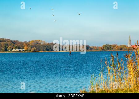 Kanufahren und Aktivität SUP, touristisches Highlight, Sport am See, Noor, Busdorf bei Schleswig, Schleswig-Holstein, Norddeutschland, Mitteleuropa Stockfoto