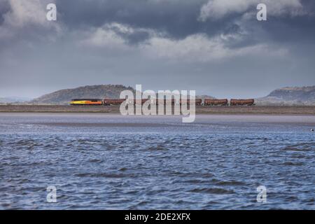 Colas Rail Güterzug 56 Lokomotive 56078 vorbei am Kent Viadukt bei Arnside mit einem kurzen Panzerzug. Stockfoto