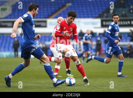 Charlton Athletic's Albie Morgan (Mitte) und Stephen ward von Ipswich Town (links) kämpfen während des Sky Bet League One Matches in Portman Road, Ipswich, um den Ball. Stockfoto