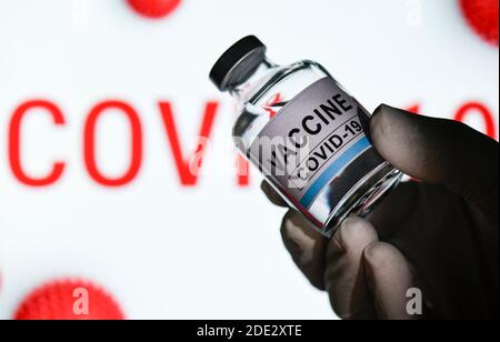 Guwahati, Assam, Indien. November 2020. In dieser Abbildung hält ein Arzt eine Flasche, die als Covid-19-Coronavirus-Impfstoff gekennzeichnet ist. Premierminister Narendra Modi besuchte heute den Zydus Biotech Park, um die Arbeiten zur Entwicklung von Coronavirus-Impfstoffen in Einrichtungen zu überprüfen. Quelle: David Talukdar/ZUMA Wire/Alamy Live News Stockfoto