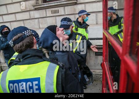 London UK 28 November 2020 Anti-Lockdown Demonstranten kolonierten mit der Polizei in Central London wurden heute mehr als 100 verhaftet, weil sie gegen Anti-Lockdown verstoßen und die Covid 19-Vorschriften einsammeln. Paul Quezada-Neiman/Alamy Live News Stockfoto