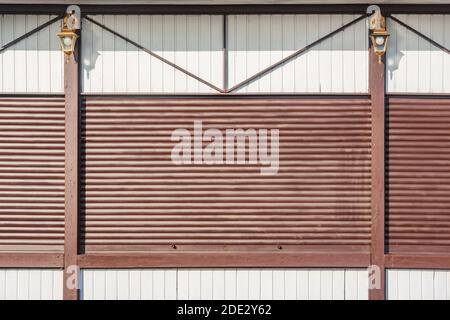 Geschlossene Fenster Rollläden der Straßenbar. Stockfoto