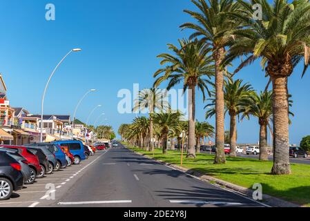 Morro Jable, Fuerteventura, Spanien: 2020. Oktober 08: Hauptstraße von Morro Jable auf der Insel Fuerteventura in Spanien im Sommer 2020. Stockfoto