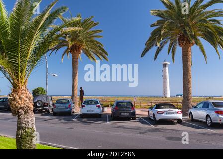 Morro Jable, Fuerteventura, Spanien: 2020. Oktober 08: Hauptstraße von Morro Jable auf der Insel Fuerteventura in Spanien im Sommer 2020. Stockfoto