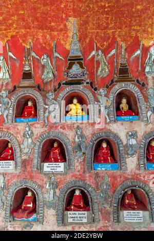 Reihen von Buddha Statuen in den Nischen im Kloster Shwe Yan Pyay, Shwe Yaunghwe Kloster, Nyaungshwe, Inle Lake, Myanmar (Birma), Asien im Februar Stockfoto