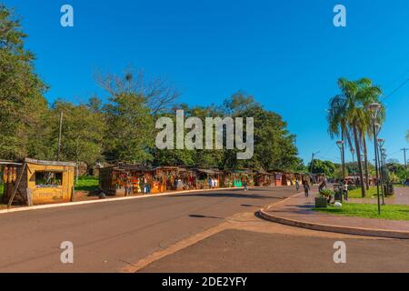 Straße mit Ständen Verkauf von lokalen Produkten in San Ignacio, Departemento Misiones, Argentinien, Lateinamerika Stockfoto