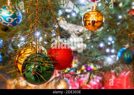 Weihnachtsschmuck. Kugeln hängen an einem Baum. Stockfoto