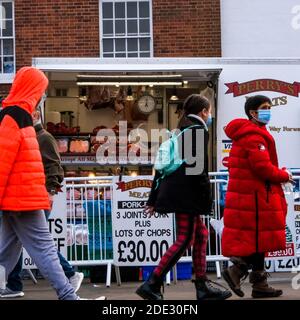 London, UK, November 28 2020, Asiatische Frauen gehen an Marktständen vorbei Burtchers tragen Schutzgesichtenmasken COVID-19 Lockdown Stockfoto
