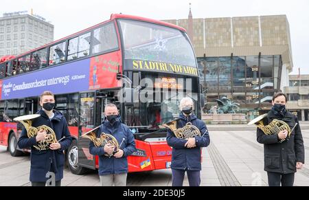 Leipzig, Deutschland. November 2020. Die Hornisten Simen Fegran (l-r), Jochen Pless, Clemens Röger und Bernhard Krug stehen vor dem Konzertbus des Gewandhauses. Mit Konzerten vom offenen Oberdeck des Doppeldeckerbusses will das Gewandhausorchester trotz der koronaischen Verhältnisse Adventsstimmung verbreiten. An allen Sonntagen im Advent werden öffentliche Plätze und Altenheime besucht. Quelle: Jan Woitas/dpa-Zentralbild/dpa/Alamy Live News Stockfoto