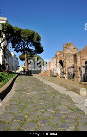 Alte römische Kopfsteinpflasterstraße und Forum de Caesar, Clivo Argentario, Rom, Italien Stockfoto