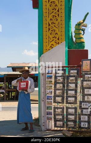 Souvenirs zum Verkauf an Eingang zum Kloster Shwe Yan Pyay, Shwe Yaunghwe Kloster, Nyaungshwe, Inle Lake, Myanmar (Birma), Asien im Februar Stockfoto