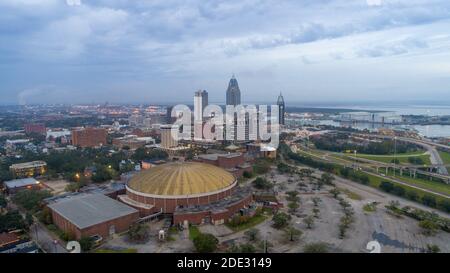 Regnerischer Novemberabend im Stadtzentrum von Mobile, Alabama Stockfoto