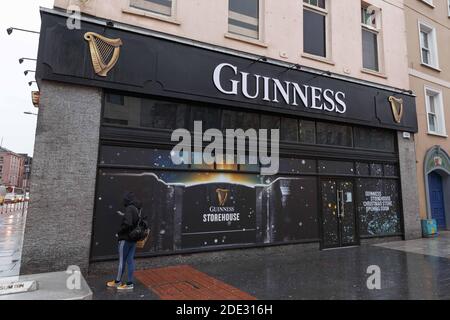 Cork, Irland. November 2020. Guinness Pop-up-Shop eröffnet in Finns Corner, Cork City. Shopper in Cork City, begrüßen den bald eröffneten Guinness Storehouse Pop-up-Shop, der Anfang Dezember eröffnet wird. Pünktlich zur Weihnachtszeit wird der Laden in Cork sein. Der Shop wird in der ehemaligen Finns Corner, die in den letzten Monaten geschlossen.Quelle: Damian Coleman/Alamy Live News Stockfoto