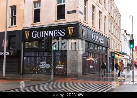 Cork, Irland. November 2020. Guinness Pop-up-Shop eröffnet in Finns Corner, Cork City. Shopper in Cork City, begrüßen den bald eröffneten Guinness Storehouse Pop-up-Shop, der Anfang Dezember eröffnet wird. Pünktlich zur Weihnachtszeit wird der Laden in Cork sein. Der Shop wird in der ehemaligen Finns Corner, die in den letzten Monaten geschlossen.Quelle: Damian Coleman/Alamy Live News Stockfoto