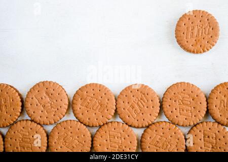 Tiflis, Georgien - 28. November 2020: Hit Cookies auf dem weißen Hintergrund, süßes Gebäck Dessert mit Schokolade und Nüssen Stockfoto