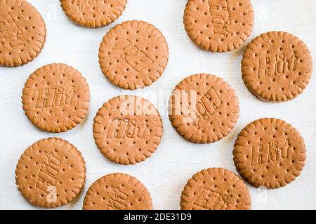 Tiflis, Georgien - 28. November 2020: Hit Cookies auf dem weißen Hintergrund, süßes Gebäck Dessert mit Schokolade und Nüssen Stockfoto