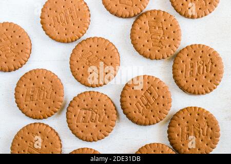 Tiflis, Georgien - 28. November 2020: Hit Cookies auf dem weißen Hintergrund, süßes Gebäck Dessert mit Schokolade und Nüssen Stockfoto