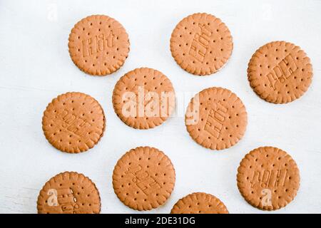 Tiflis, Georgien - 28. November 2020: Hit Cookies auf dem weißen Hintergrund, süßes Gebäck Dessert mit Schokolade und Nüssen Stockfoto