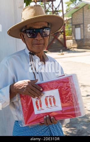 Souvenirs zum Verkauf an Eingang zum Kloster Shwe Yan Pyay, Shwe Yaunghwe Kloster, Nyaungshwe, Inle Lake, Myanmar (Birma), Asien im Februar Stockfoto