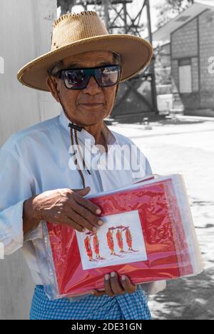 Souvenirs zum Verkauf an Eingang zum Kloster Shwe Yan Pyay, Shwe Yaunghwe Kloster, Nyaungshwe, Inle Lake, Myanmar (Birma), Asien im Februar Stockfoto