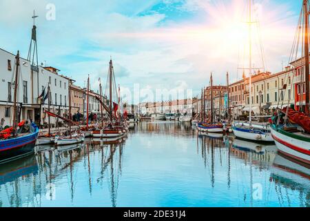 Boote auf Leonardesque Canal Port in Cesenatico in Emilia Romagna in Italien. Fischereifahrzeuge im Hafen. Tourismus in Italien Stockfoto