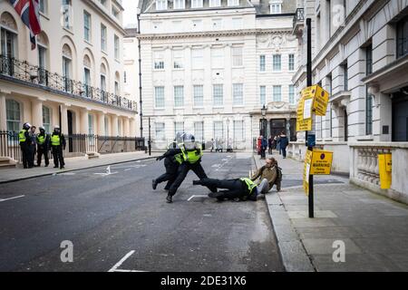 London, Großbritannien. November 2020. Ein Polizeibeamter greift einen Protestierenden während eines sperrmarsches an. Die Save Our Rights Bewegung organisierte die Kundgebung, um die Menschen für Freiheit und Gerechtigkeit zu vereinen und eine echte Demokratie zu entwickeln, die sie aufgrund des Coronavirus-Gesetzes als bedroht ansehen. Kredit: Andy Barton/Alamy Live Nachrichten Stockfoto