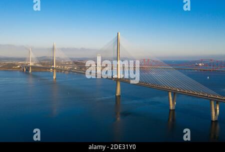 Luftaufnahme der Queensferry Crossing, die die Firth of Forth Mündung zwischen Süd und Nord Queensferry, Schottland überspannt. Stockfoto