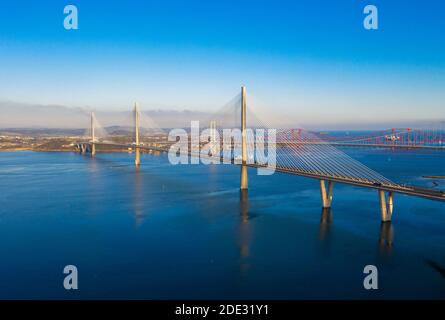 Luftaufnahme der Queensferry Crossing, die die Firth of Forth Mündung zwischen Süd und Nord Queensferry, Schottland überspannt. Stockfoto