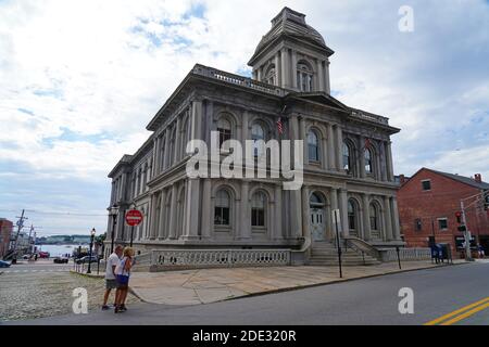 PORTLAND, ME -8 AUG 2020- Blick auf das Wahrzeichen United States Custom House am Wasser in Portland, Maine, USA. Stockfoto