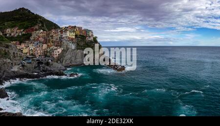 Manarola Dorf an einem bewölkten Cinque Terre Tag Stockfoto