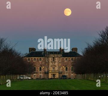 Archerfield House, East Lothian, Schottland, Großbritannien, 28. November 2020. UK Wetter: Ein klarer Himmel an einem kühlen Tag bot einen klaren Blick auf einen fast vollen, wachsenden, wuchzenden Mond, der über dem Landsitz aufsteigt Stockfoto