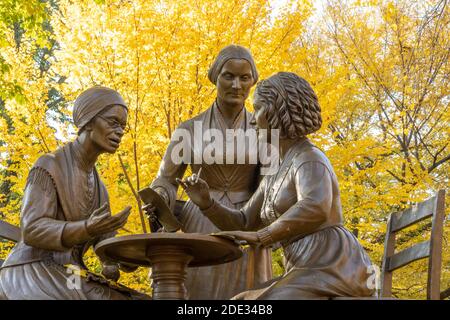Das Denkmal für die Pionierinnen der Frauen befindet sich auf dem Literary Walk im Central Park, New York City, USA Stockfoto