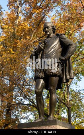 Bronze-Skulptur von William Shakespeare, Central Park im Herbst, NYC Stockfoto