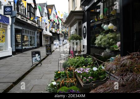 Günstige Straße eine schmale Einkaufsstraße mit ihrem kleinen Bach In der Mitte des Frome Somerset runterlaufen VEREINIGTES KÖNIGREICH Stockfoto