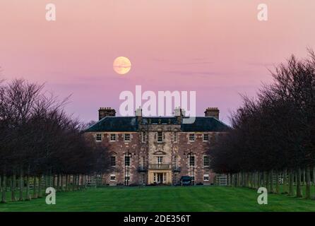 Archerfield House, East Lothian, Schottland, Großbritannien, 28. November 2020. UK Wetter: Ein klarer Himmel an einem kühlen Tag bot einen klaren Blick auf einen fast vollen, wachsenden, wuchzenden Mond, der über dem Landsitz aufsteigt Stockfoto