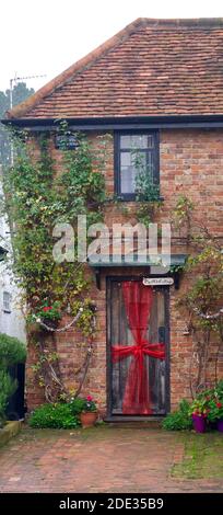 28. November 2020 - Denham, Berks, UK: Hüttentür mit Weihnachtsbogen geschmückt Stockfoto