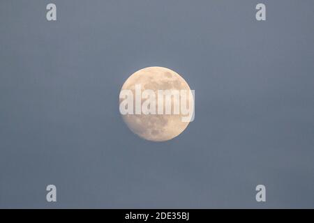 Sakhir, Bahrain. November 2020. Mondaufgang über der Strecke während des Formel 1 Gulf Air Bahrain Grand Prix 2020, vom 27. Bis 29. November 2020 auf dem Bahrain International Circuit, in Sakhir, Bahrain - Foto Florent Gooden / DPPI / LM Credit: Gruppo Editoriale LiveMedia/Alamy Live News Stockfoto