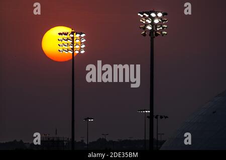 Sakhir, Bahrain. November 2020. Sonnenuntergangsatmosphäre während des Formel 1 Gulf Air Bahrain Grand Prix 2020, vom 27. Bis 29. November 2020 auf dem Bahrain International Circuit, in Sakhir, Bahrain - Foto Florent Gooden / DPPI / LM Credit: Gruppo Editoriale LiveMedia/Alamy Live News Stockfoto