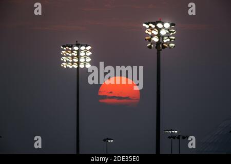 Sakhir, Bahrain. November 2020. Sonnenuntergangsatmosphäre während des Formel 1 Gulf Air Bahrain Grand Prix 2020, vom 27. Bis 29. November 2020 auf dem Bahrain International Circuit, in Sakhir, Bahrain - Foto Florent Gooden / DPPI / LM Credit: Gruppo Editoriale LiveMedia/Alamy Live News Stockfoto