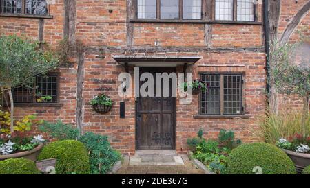 28. November 2020 - Denham, England: Haustür des typischen alten britischen Dorfhauses Stockfoto