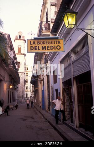 Die Bar und das Restaurant La Bodeguita del medio in der Stadt Havanna auf Kuba in der karibik. Kuba, Havanna, Oktober 2005 Stockfoto