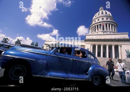 Alte amerikanische Autos vor dem capitolio National in der Stadt Havanna auf Kuba in der karibik. Kuba, Havanna, Oktober 2005 Stockfoto