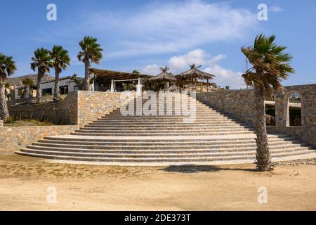 IOS, Griechenland - 20. September 2020: Erego Beach Bar und Restaurant am Koumbara Strand auf iOS Insel. Kykladen, Griechenland Stockfoto