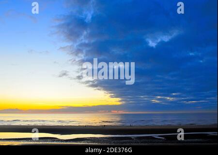 Angeln am Strand bei Sonnenuntergang Stockfoto