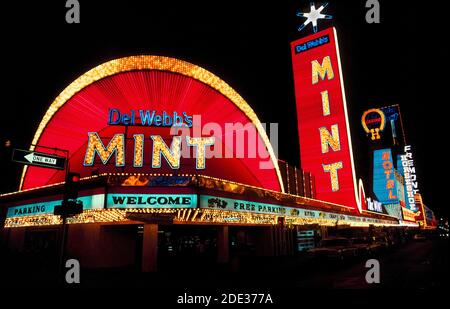 Neon und andere bunte Lichter machten diese Outdoor-Schilder für Casinos und Hotels in der Nacht und während des Tages an der Fremont Street, dem ursprünglichen Stadtzentrum für Glücksspiel und gute Zeiten in Las Vegas, Nevada, USA, hervorstechen. Das Mint Casino wurde 1957 eröffnet, existiert aber nicht mehr. Seit der Aufnahme dieses historischen Fotos im Jahr 1983 wurde die Fremont Street mit einem Baldachin bedeckt, das die längste Videowand der Welt ist und Besuchern in der Fußgängerzone eine Sound-and-Light-Show über dem Kopf präsentiert. Die leuchtenden Lichter der Neonschilder tauchten erstmals 1929 in Las Vegas auf. Stockfoto