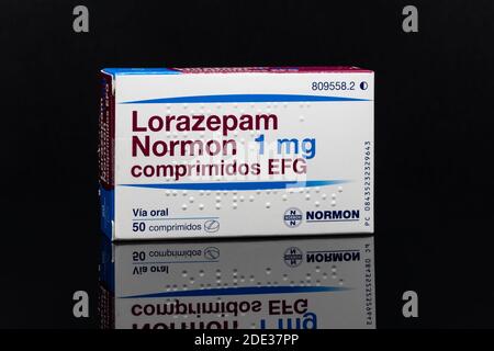 Huelva, Spanien - 26. November 2020: Spanische Box von Lorazepam Marke Normon. Es wird verwendet, um Angststörungen, Schlafstörungen, aktive Anfälle zu behandeln. Stockfoto