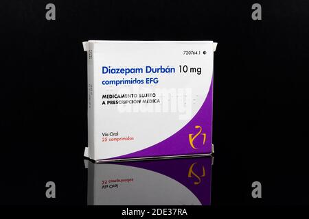 Huelva, Spanien - 26. November 2020: Spanische Box von Diazepam Marke Durbaan. Diazepam, zuerst als Valium vermarktet, ist ein Medikament der Benzodiazepin-Familie Stockfoto