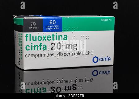 Huelva, Spanien - 26. November 2020: Spanische Box mit Fluoxetin Cinfa 20mg. Fluoxetin ist eine Art von Antidepressivum als SSRI (selektives Serotonin bekannt Stockfoto