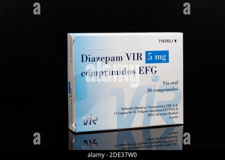 Huelva, Spanien - 26. November 2020: Spanische Box von Diazepam Marke VIR. Diazepam, zuerst als Valium vermarktet, ist ein Medikament der Benzodiazepin Familie t Stockfoto